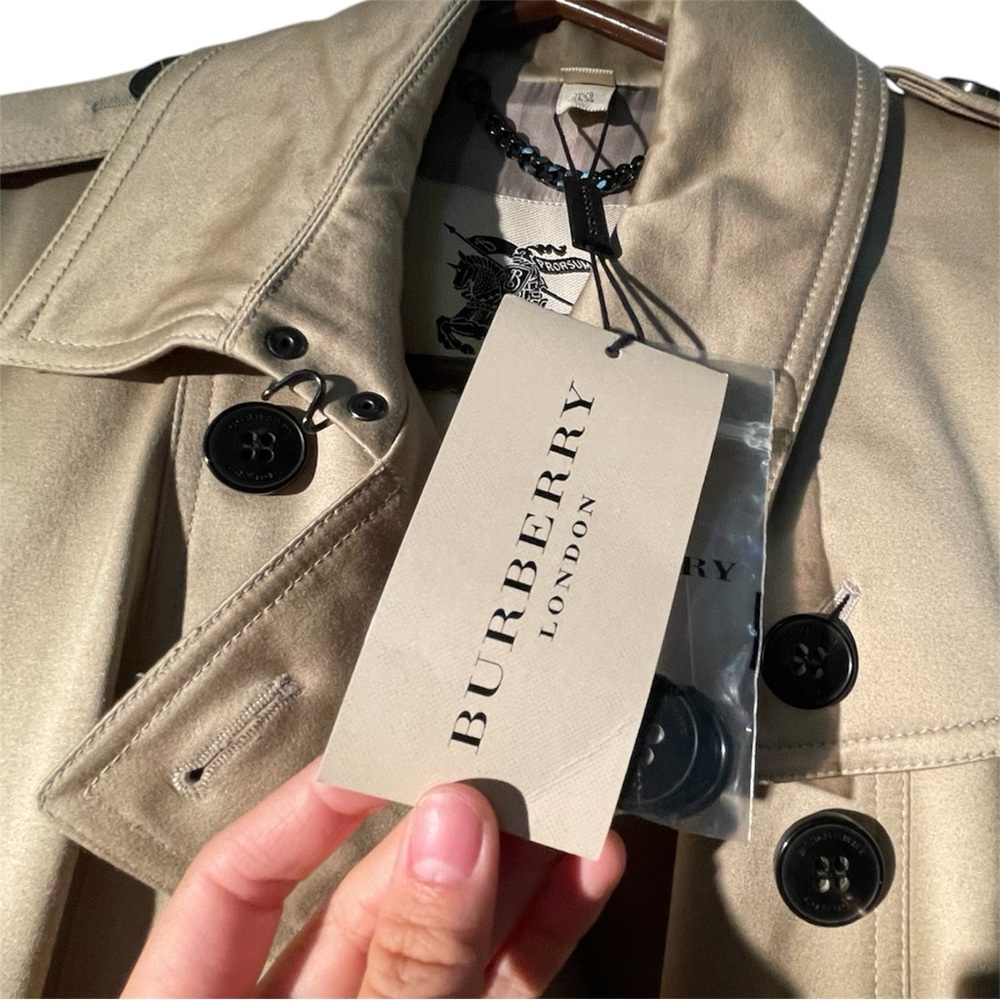 Burberry Light Beige Double-Breasted Trench Coat with Black Buttons - Picture 8 of 9